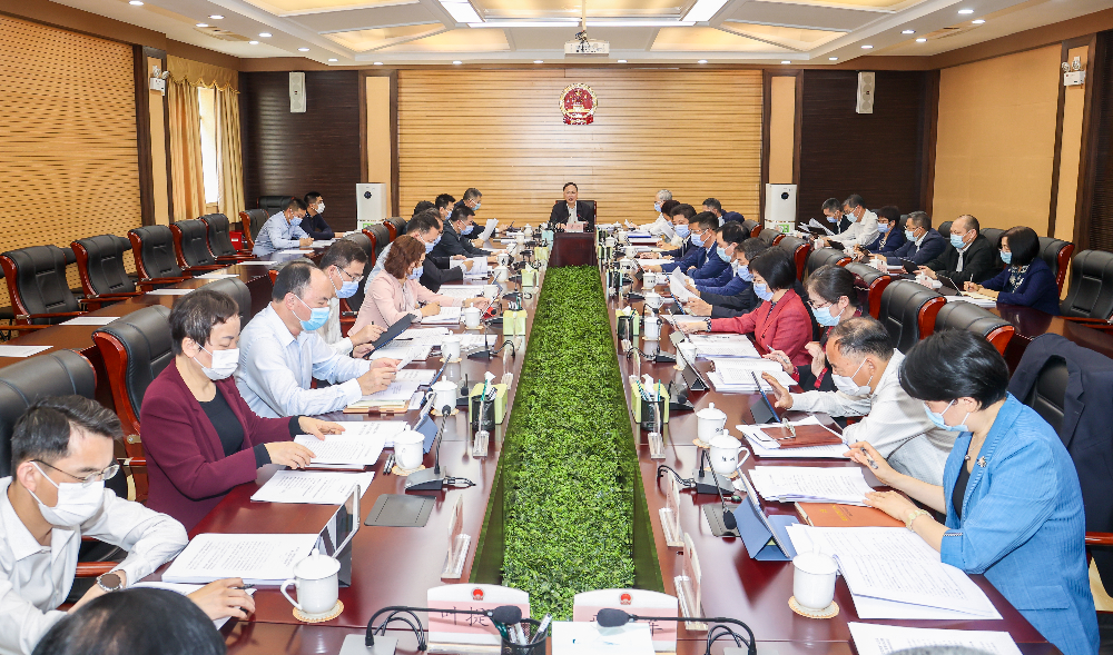 3月14日，珠海市人大常委会党组召开扩大会议，学习贯彻新修改的地方组织法，研究贯彻落实意见。.jpg
