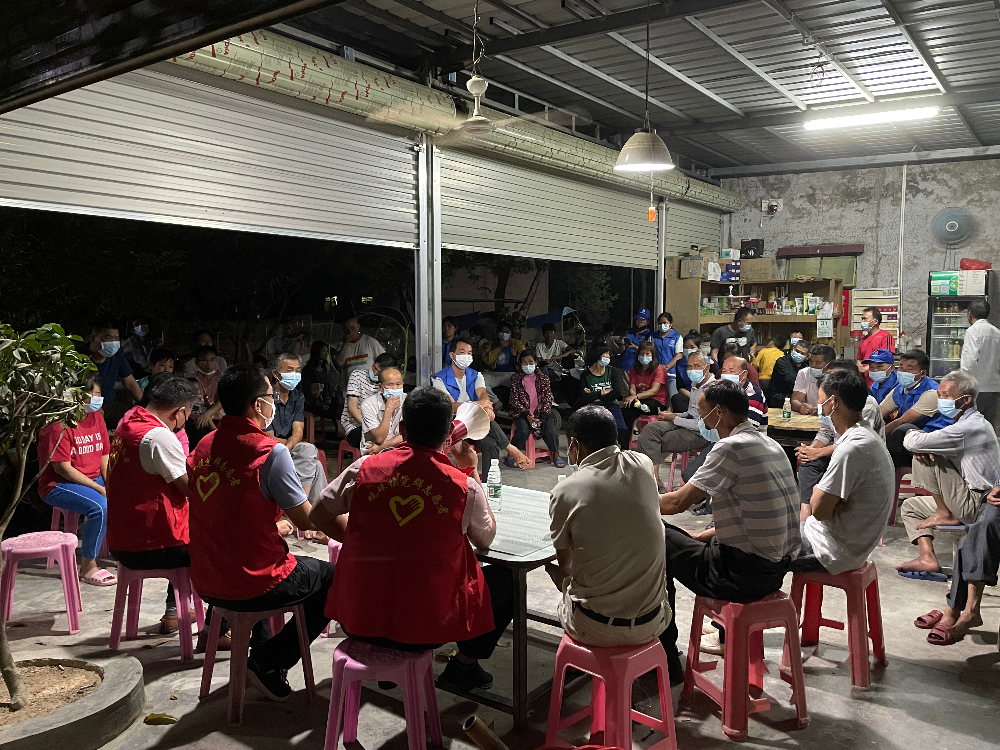 电白区观珠镇人大代表夜访选民群众，宣传疫情防控知识.jpg