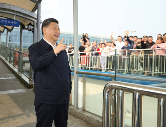 4月10日至13日，中共中央总书记、国家主席、中央军委主席习近平在广东考察。这是10日下午，习近平在湛江市徐闻县徐闻港泊位码头，同船上的旅客亲切交流。 新华社记者 鞠鹏 摄