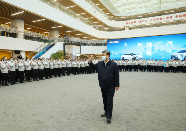 4月10日至13日，中共中央总书记、国家主席、中央军委主席习近平在广东考察。这是12日下午，习近平在广汽研究院向职工们挥手致意。 新华社记者 鞠鹏 摄