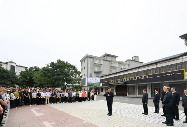 4月10日至13日，中共中央总书记、国家主席、中央军委主席习近平在广东考察。这是11日下午，习近平在茂名高州市根子镇柏桥村同村民亲切交流。 新华社记者 李学仁 摄