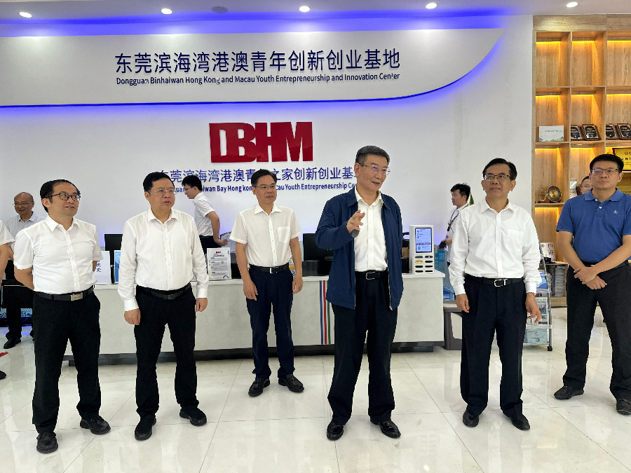 6月6日，省人大常委会副主任黄宁生在东莞滨海湾港澳青年创新创业基地开展省促进港澳青年在粤港澳大湾区内地九市就业创业立法调研.jpg