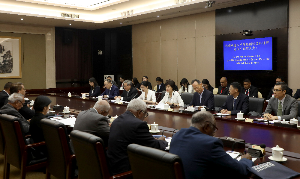 刘雅红会见太平洋岛国议员研讨班一行.jpg