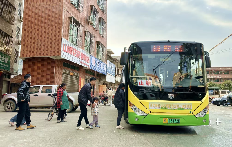 大路边公交.jpg