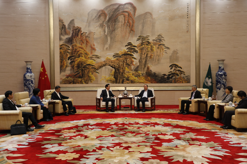 图一：2025年３月26日，省人大常委会主任黄楚平拜会中央人民政府驻澳门特别行政区联络办公室，与郑新聪主任等交流。.jpg