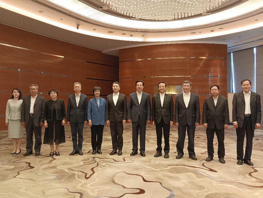 图三：2025年３月26日，省人大常委会主任黄楚平看望部分粤籍澳门全国人大代表。.jpg