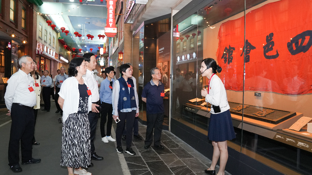 拟选：6月6日，澳门特别行政区第十四届全国人大代表调研组考察中国侨都华侨华人博物馆，了解江门华侨华人史迹。陈俊锋 摄.jpg