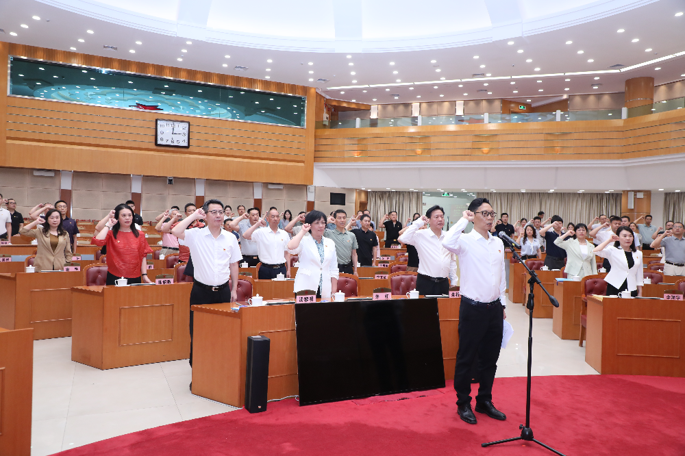 2.重温入党誓词 李小萌摄.jpg
