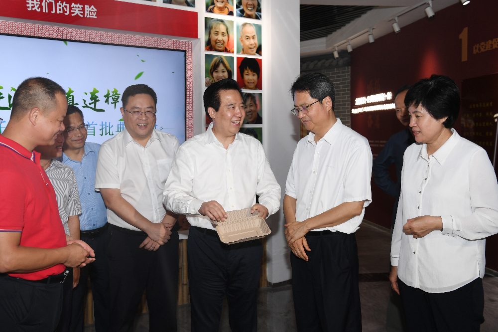 7月2日，省人大常委会主任黄楚平到清远英德市连江口镇连樟村，调研该村建设宜居宜业和美乡村标杆情况。张城 摄.jpg