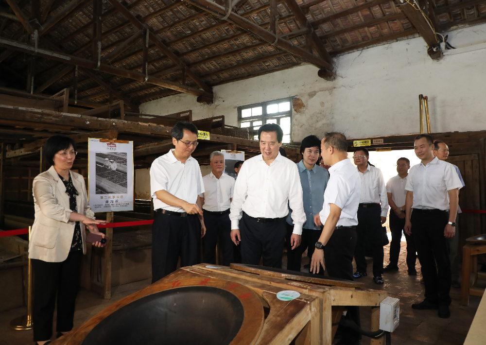 7月3日,省人大常委会主任黄楚平到英德红旗茶厂,调研其打造集文化传承、研学体验、生态康养于一体的工业旅游示范基地情况。李小萌 摄.jpg