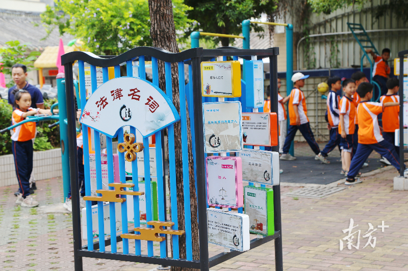 5公园设有“法律谜语”“法律名词”等旋转铭牌。.jpg