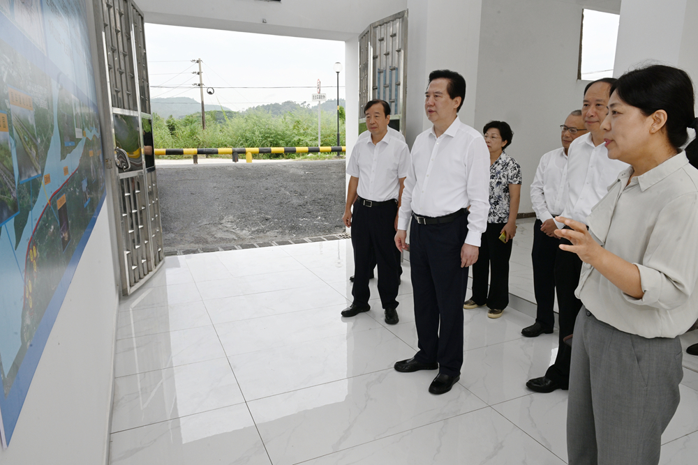 1-8月28日,省人大常委会主任黄楚平到江门蓬江区江新联围棠下管理所,调研“岸线智链”一体化管理平台运行情况。刘宇韬 摄.jpg