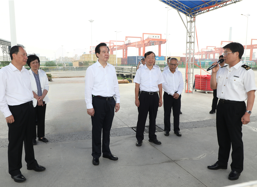 2-8月28日,省人大常委会主任黄楚平到江门高新港码头,调研“AI+物流”的智慧型内河口岸建设况。李小萌 摄.jpg