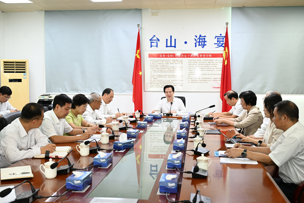 5-8月29日,省人大常委会主任黄楚平到江门台山市海宴镇青山咀东湾围,听取整治违规占用岸线情况汇报。刘宇韬 摄.jpg