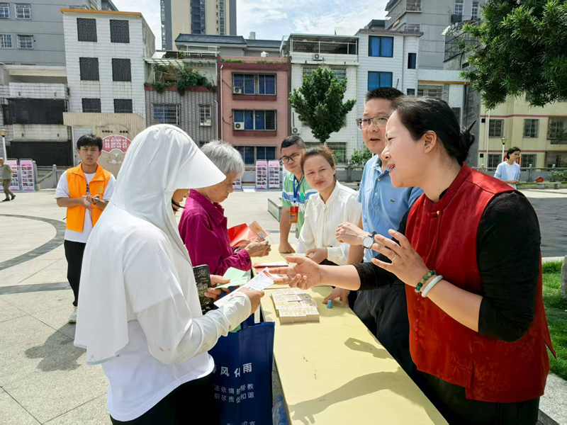 网3 连州镇人大代表开展普法宣传 拍摄：李园珍 - 副本.jpg