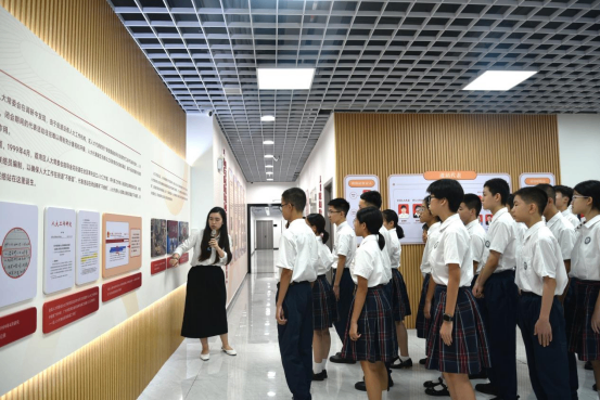 1 学生现场参观广州市荔湾区金花街道人大中心联络站,感知全过程人民民主。.png