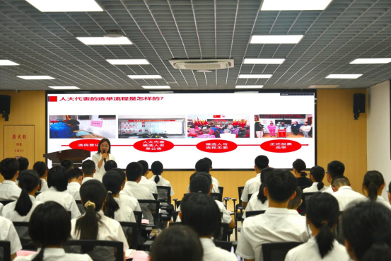 2 广州市荔湾区人大代表喻晓伶为学生讲授“金苗思政课”。.png