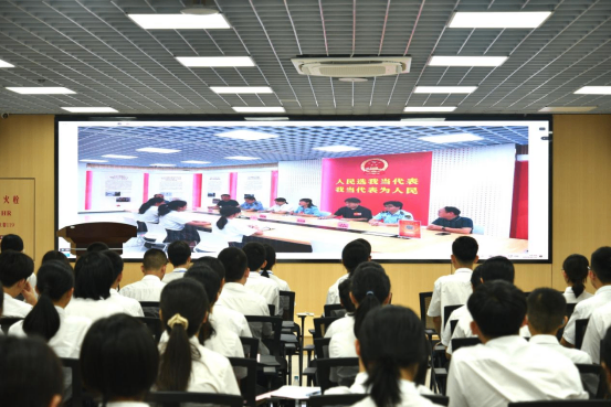3 学生通过直播互动实时观看人大代表联络站接待群众场景。.png