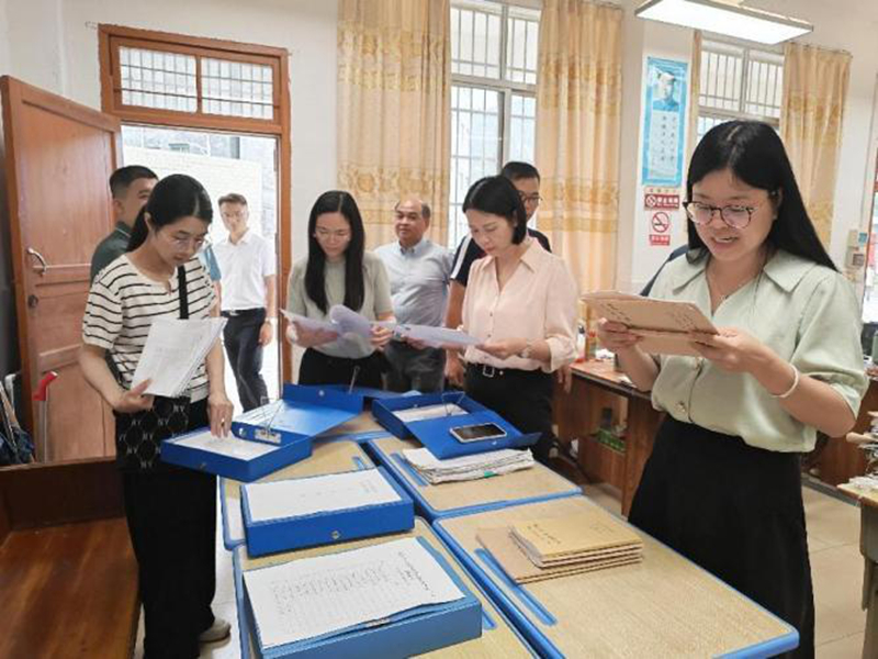 1 执法检查组实地查阅台账资料 通讯员刘秋华 供图.jpg