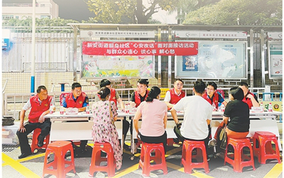 1 在广东深圳市宝安区新安街道,人大代表开展“心安夜话”活动。郭楚君摄.jpg